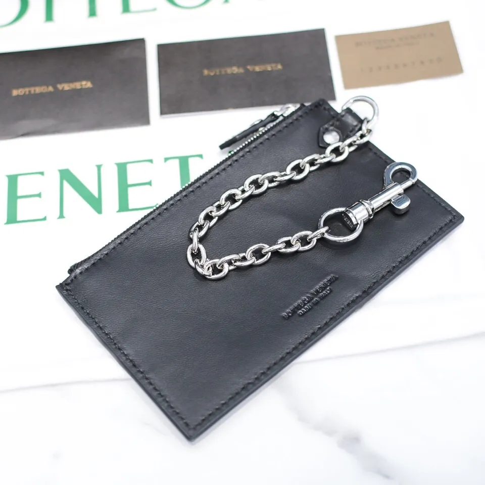 🔥🔥The counterattack of the popular Bottega Veneta started with this series of cloud bags, which went viral in the fashion circle and started a craze! Out of stock, out of stock, out of stock... One piece is hard to find, super hard to buy, regardless of age, season, or occasion. Very classy. Really, if you carry this on the road, it will turn heads! This is also the reason why this series is so expensive. Large size: 38*20*8.5cm [Big Cloud Weave] Black